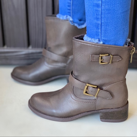 Texas Brown Distressed Engineer Buckle Boots - Picture 2 of 5